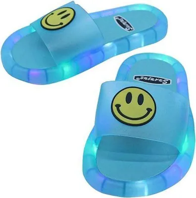 Paar hellblaue Rutschesandalen mit gelbem Smiley-Gesicht auf dem Riemen und bunten LED-Leuchten in der Sohle