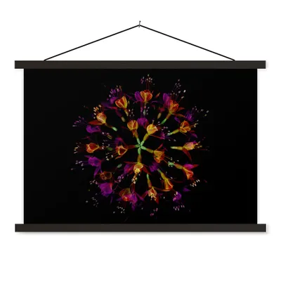Produktbild von MuchoWow® Textilposter Blumen - Orange - Rosa - Schwarz 60x40 cm mit schwarzem Rahmen - Hölzernes