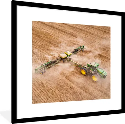 Produktbild von MuchoWow® Gerahmtes Poster Traktor - Feld - Bauernhof - Landwirt - Grün 40x40 cm - Poster mit Schwarzem Bilderrahmen Wandposter Rahmen Foto Bilder - Poster - Plakat im Rahmen