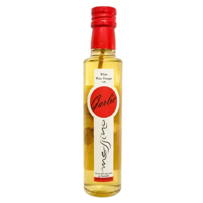 Messino Weißweinessig mit Knoblauch 250 ml Flasche auf weißem Grund