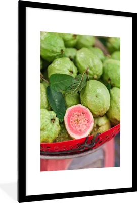 Produktbild von MuchoWow® Gerahmtes Poster Guave auf einer Theke in einem alten asiatischen Markt 60x90 cm - Poster mit Schwarzem Bilderrahmen Wandposter Rahmen Foto Bilder - Dekoration - Wandposter Wohnzimmer - Hochwertig