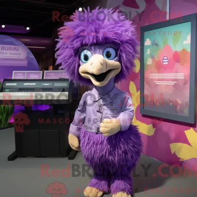 Produktbild von Maskottchenfigur REDBROKOLY eines lila Emus mit Strampler und Haarspangen