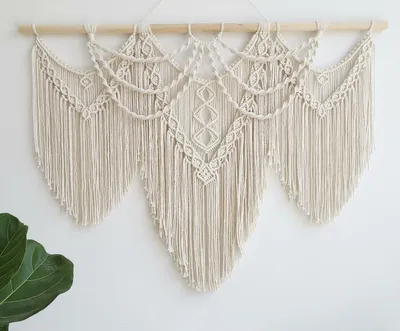 Produktbild von Handgefertigte Makramee Wanddekoration mit Quasten für Bohemian Stil