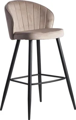 Barhocker Samt Beige mit geschwungener Rückenlehne, Rillenoptik und schwarzen Metallbeinen in Gesamtansicht.