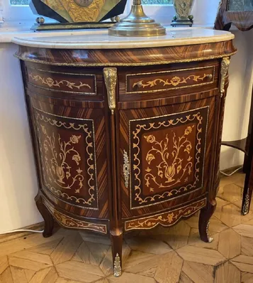Produktbild von Casa Padrino Barock Sideboard Braun Intarsien / Creme - Handgefertigter Barockstil Massivholz Schrank mit Marmorplatte - Wohnzimmer Möbel im Barockstil - Antik Stil Möbel - Barock Möbel
