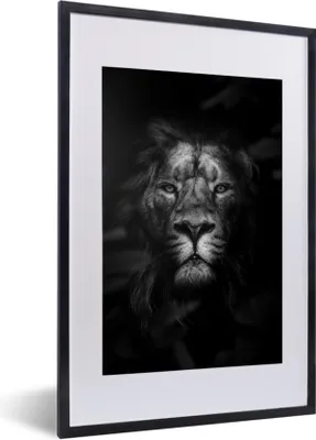 Produktbild von MuchoWow® Gerahmtes Poster Porträt eines Löwen im Dschungel - schwarz und weiß 40x60 cm - Poster mit Schwarzem Bilderrahmen Wandposter Rahmen Foto Bilder - Poster in Rahmen