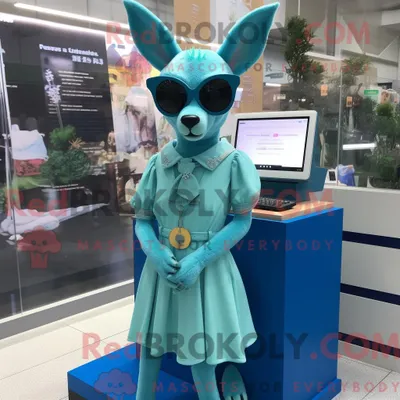 Produktbild von Maskottchen REDBROKOLY eines cyanfarbenen Rehs mit Faltenrock und Sonnenbrille