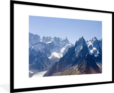 Produktbild von MuchoWow® Gerahmtes Poster Schneebedeckte Gipfel in jungen Bergen 90x60 cm - Poster mit Schwarzem Bilderrahmen Wandposter Rahmen Foto Bilder - Wanddekoration - Fotos