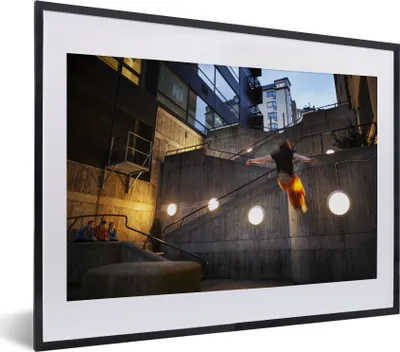 Produktbild von MuchoWow® MuchoWow® Gerahmtes Poster Ein Mann übt Parkour 40x30 cm - Poster mit zchwarzem Bilderrahmen - Bilderrahmen - Poster im Rahmen