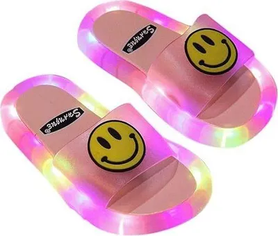 Paar pinkfarbene aufleuchtende Slide-Sandalen mit gelbem Smiley-Gesicht auf dem Riemen, von oben schräg aufgenommen