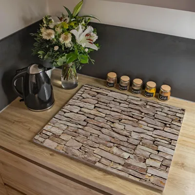 Produktbild von banjado Herdabdeckplatte einteilig 60x52cm groß mit Gummi Abstandshalter, ESG Sicherheitsglas mit Motiv Stadtmauer [HAP1 10428]
