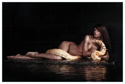 Produktbild von Wallario Küchenrückwand aus Glas, Größe: 90 x 60 cm, Motiv: Nackte Frau mit Python-Schlange im Wasser | Spritzschutz | abwischbar | pflegeleicht | in