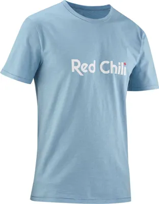 Hellblaues T-Shirt von Red Chili mit dem Schriftzug "Red Chili" auf der Vorderseite.