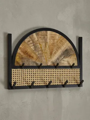 Schräge 3/4-Ansicht des Garderobenpaneels, die die Tiefe der Haken und den Materialmix aus Holz, Rattan und Metall zeigt._#sku_BARWL6.590#