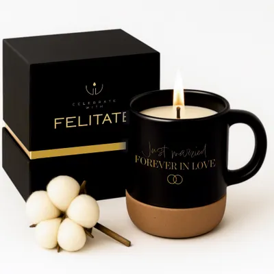 Produktbild von FELITATE Hochzeitsgeschenk - 2in1 Duftkerze in Tasse mit Spruch - "Just married forever in love" - Geschenk für Brautpaar - Einzigartige Geschenkidee - Geschenkset