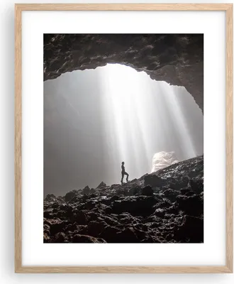 Produktbild von Gerahmtes Poster - Rahmen in heller Eiche - Höhle Morgendämmerung Frau - 40x50 cm - Wand Bild - Wanddeko - Wandbilder - Kunstposter - Wandposter - Bilderrahmen - Bilder - Kunstdruck - P2NPA40x50-4468