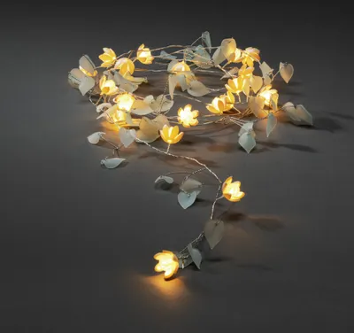 Produktbild von Konstsmide LED Dekolichterkette "Blumen", klar/weiß, 6h Timer, 20 warm weiße Dioden, batteriebetrieben, Innen, transparentes Kabel, Batterie: 3 x AA 1,5V (exkl.) - 3293-503