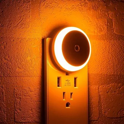 Zdjęcie produktu dla Energooszczędna lampka nocna LED, kolor bursztynowy, 4-punktowa, z wtyczką, z regulacją jasności, z czujnikiem świtu
