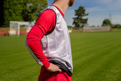 Immagine prodotto di POWERSHOT pettorina reversibile/pettorina da allenamento calcio - taglia M/L - 2 colori NERO/BIANCO - pettorina sportiva professionale di QUALITÀ