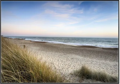 Produktbild von Wallario Wandbild Strandspaziergang im Urlaub an der Ostsee, Größe: 70,30 x 100,30 cm, Poster mit schwarzem Aluminiumrahmen