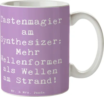 Produktbild von Mr. & Mrs. Panda Tasse Spruch Synthesizer Magie - Lavendeltraum - Geschenk, Instrument, Kaffeebecher, Musiker, Klänge, Lernen, Musikproduktion, Melodien, Trinkbecher