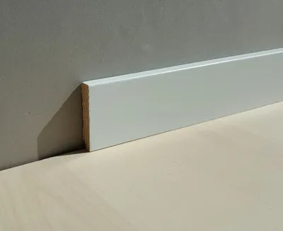 Produktbild von Sockelleiste weiß Kiefer 13 x 60 Lackiert RAL 9016 Fußleiste