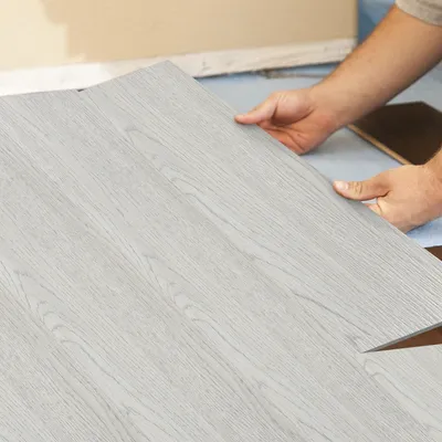 Immagine prodotto di Laminato vinilico Eikuavons, 2,51 m², autoadesivo, grigio fumo, 18 pezzi, effetto legno, pavimenti con design a listoni, al tatto come il vero legno