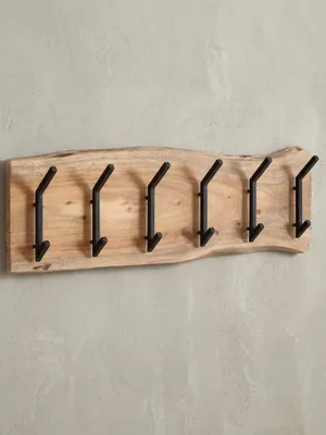 Moderne Wandgarderobe aus Akazienholz mit natürlicher Baumkante und sechs schwarzen Metallhaken, freigestellt vor weißem Hintergrund._#sku_BARWL6.359#