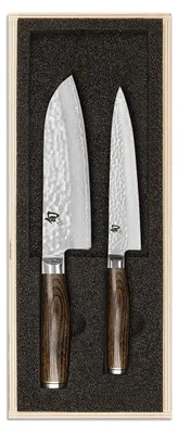 Productafbeelding van KAI Shun Premier Tim Mälzer, set van 2 Japanse keukenmessen: Santoku mes met 18 cm lemmet + universeel mes met 16,5 cm lemmet. Damastmes met 32 lagen, VG MAX kern. Hardheid: 61 (±1) HRC. Handvat van pakka hout