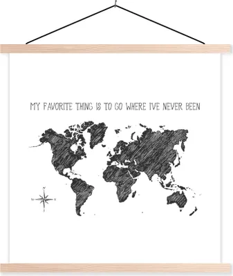 Produktbild von MuchoWow® Textilposter Weltkarte - Schwarz und weiß - Zitat 120x120 cm mit holzfarbenen Rahmen - Textil-Poster