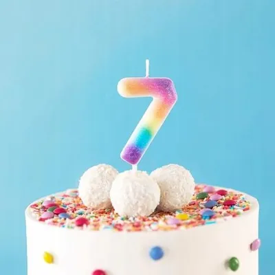Produktbild von PartyPal Regenbogen Ziffer 7 Geburtstagskerze Glitzer