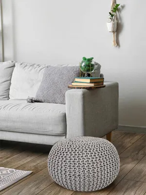 Produktbild von Pouf Strickhocker handgemacht recycelte Baumwolle, nachhaltig Ø 55cm hellgrau