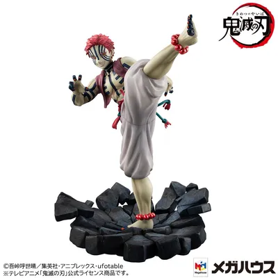 Productafbeelding van Megahouse Akaza in vechtpose, staand op één been | Demon Slayer verzamelbeeldje | 18,5 cm
