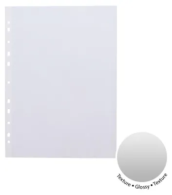Eine einzelne, leere Prospekthülle im Format DIN A4 in transparenter Ausführung mit einer runden Detail-Vergrößerung unten rechts.