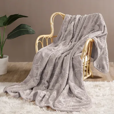 Zdjęcie produktu dla Koc Vito 160x200 cm w kolorze ciemnoszarym, elegancki z geometrycznym wzorem, hipoalergiczny i łatwy w pielęgnacji