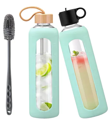 Produktbild von Glas-Trinkflasche 1 Liter, klarblau, mit Strohhalm- und Bambusdeckel, Silikonhülle, Zeitmarkierung für