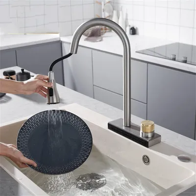 Obrázok produktu pre Kuchynská batéria s výsuvnou sprchou, kuchynská batéria s vodopádovým výtokom, otočný kohútik na teplú a studenú vodu o 360°, nastaviteľný, s brúseným povrchom