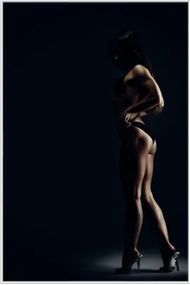 Produktbild von Wallario Wandbild Sexy Frau im Dunkeln - Schatten, Silhouetten, Muskeln, Größe: 61 x 91,50 cm, Poster mit weißem Aluminiumrahmen