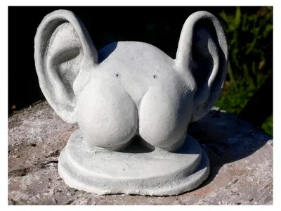 Produktbild von Steinfigur ARSCH mit OHREN aus Steinguss für den Schreibtisch, frostbeständig