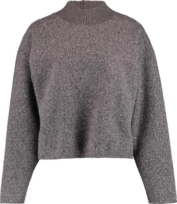 Produktbild von Pullover mit Stehkragen und sichtbaren Nahtverläufen