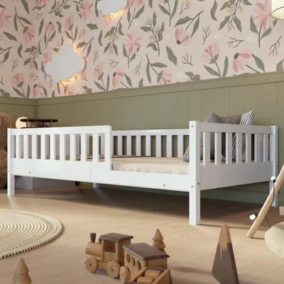 Produktbild von Crazy Pine Kinderbett 120x200 cm – Hohes Montessori Bodenbett aus Holz in Weiß mit Rausfallschutz – Crazy Basic