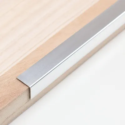 Immagine prodotto di Omgoods - Protezioni angolari in alluminio - Angolari a forma di L - Adesive - Angoli a 90° - Confezione da 3 pezzi - 0,9 m x 2 cm
