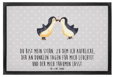 Produktbild von Mr. & Mrs. Panda Fussmatte Pinguin Liebe 60 x 90 cm - Grau Pastell - Geschenk, Freundin, Hochzeitstag, Schmutzmatte, Pinguine, Hochzeit, Bodenvorleger, fußmatte, Vertraut