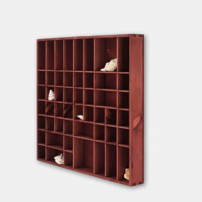 Zdjęcie produktu dla Woodweaver | Drewniany bordowy organizer na biżuterię – 51 przegródek 52×46x5cm | Przechowywanie pamiątek, kamieni, minerałów, muszelek, medali