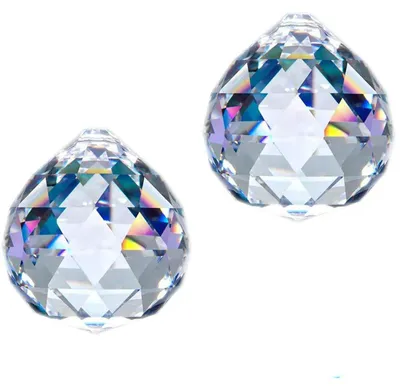 Produktbild von 2 Kristallkugel-Prismen-Anhänger aus hochtransparentem Klarglas, je 40 mm Durchmesser, mit präzisem Zentralloch zum Aufhängen. Diese echten Kristallprismen brechen Sonnenlicht zu scharfen, farbintensiven Regenbögen und eignen sich als dekorative Sonnenfänger für Fenster, Gärten oder Innenräume. Ideal für Feng Shui, Hochzeitsdekoration, Weihnachtsbaum oder als stimmungsvolles Lichtspiel im Wohn- oder Schlafzimmer.
