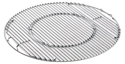 Produktbild von Grillrost aus Edelstahl für 57 cm Holzkohlegrills - Gourmet BBQ System, pflegeleicht und rostfrei mit GBS-Einsatz für Zubehör – Silber