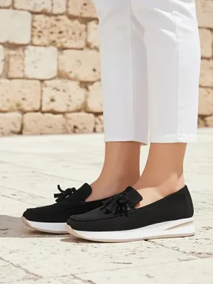 Zdjęcie produktu dla Loafers damskie Aelia czarne z zamszowej skóry ekologicznej koturn 4 cm, rozmiar 38