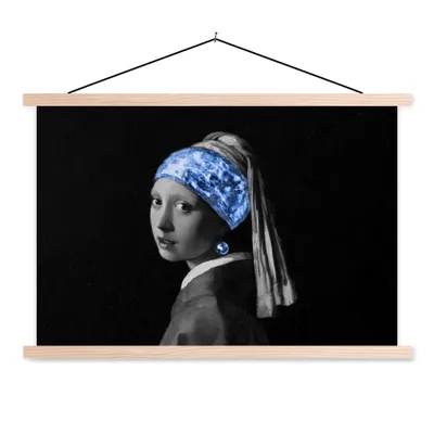 Produktbild von MuchoWow® Textilposter Mädchen mit einem Perlenohrring - Vermeer - Blau 120x80 cm mit holzfarbenen Rahmen - Aufhängeset