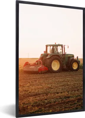 Produktbild von MuchoWow® Gerahmtes Poster Traktor - Feld - Bauernhof - Landwirt - Horizont 60x90 cm - Poster mit Schwarzem Bilderrahmen Wandposter Rahmen Foto Bilder - Kunst