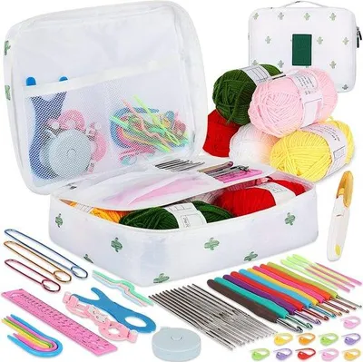 Produktbild von Ein Anfänger-Knüpfset mit 58 Teilen, einschließlich Knüpfstichen, Garn, Accessoires und einem weißen Aufbewahrungsbeutel mit Kakteenmuster.